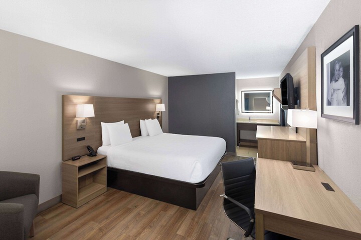 Room 32 of 39