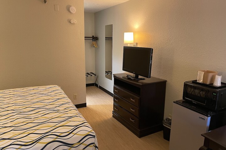 Room 8 of 32