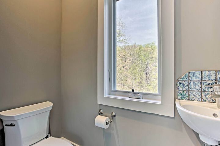 Enchanting Tryon Home w / Hot Tub 14 Mi to Tiec!