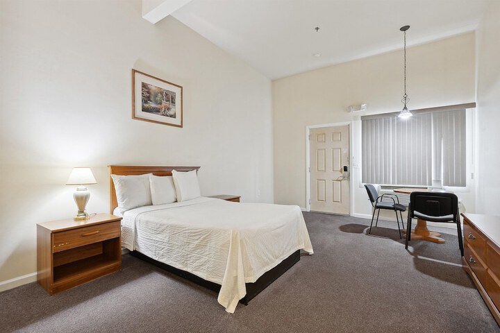 Room 6 of 15