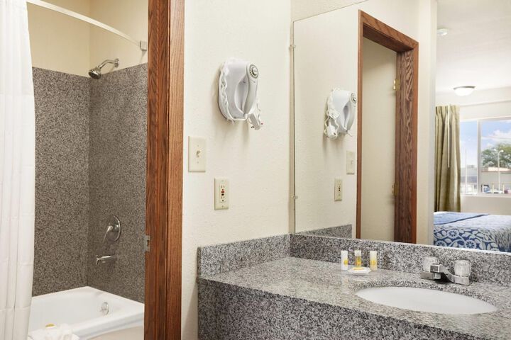 Days Inn by Wyndham Champaign / Urbana