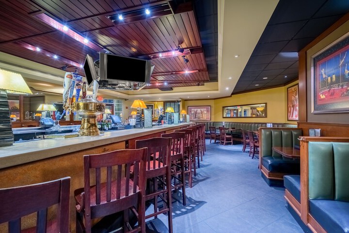 Lounge 136 of 139