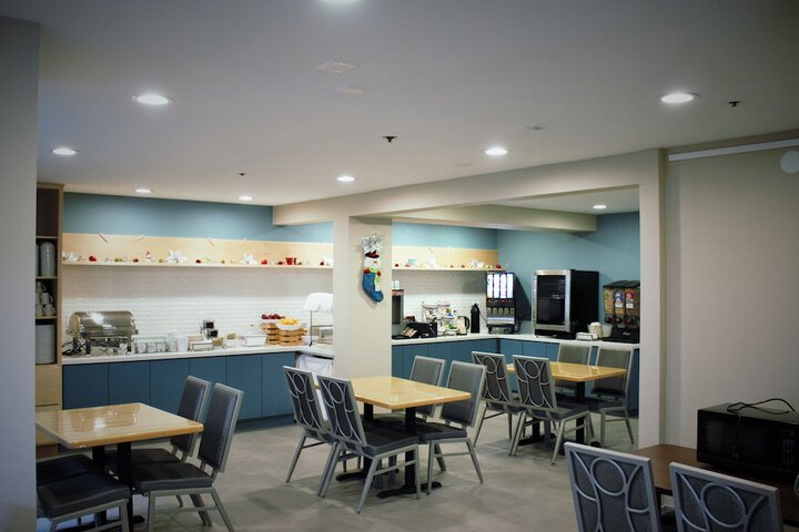 Country Inn & Suites by Radisson Monterey Beachfront-Marina, CA