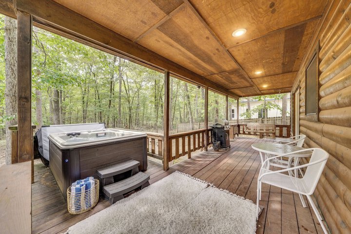 Hot Tub & Deck: Broken Bow azalea House'