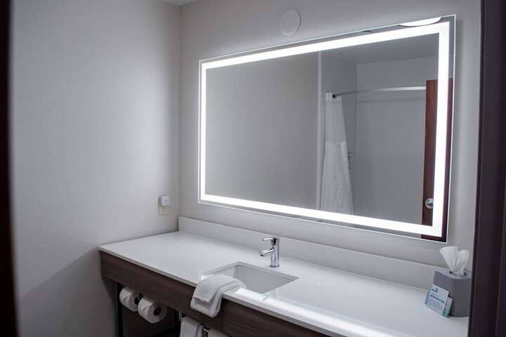 Holiday Inn Express and Suites Mason City by IHG