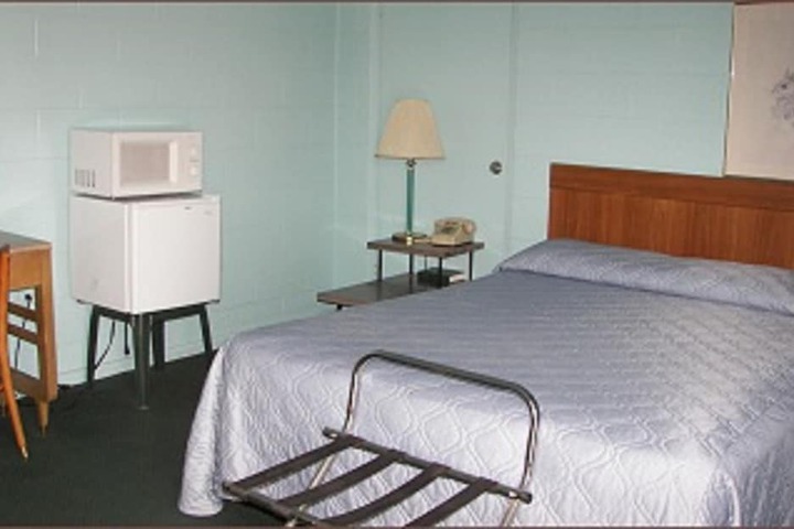 Holiday Host Motel