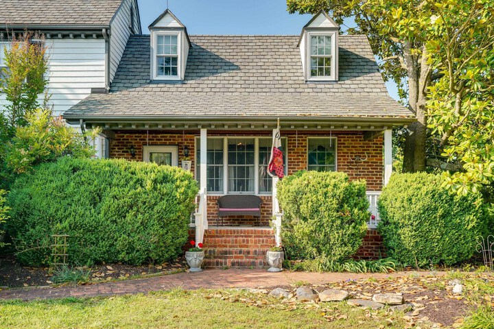 Terre Haute Manor Farmhouse w / Gardens & Deck!