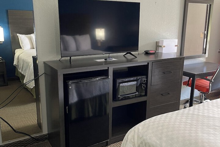 Clairmont Inn & Suites Warren