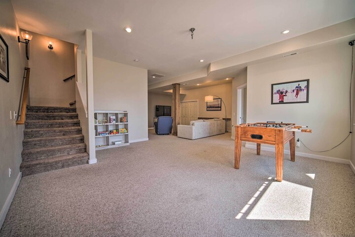 Spacious Lake Stevens Home w / Fire Pit Patio