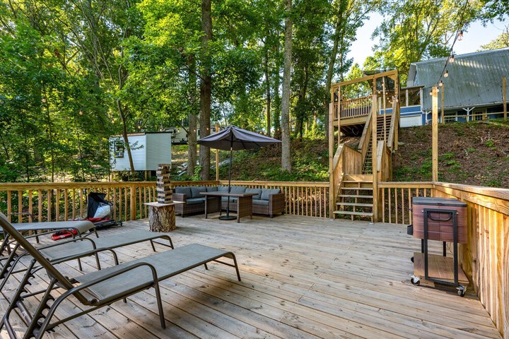 emerald Cove Chalet on Douglas Lake w / Hot Tub!