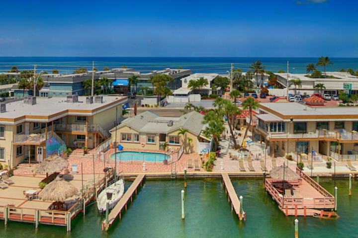 Bay Palms Waterfront Resort - Hotel and Marina