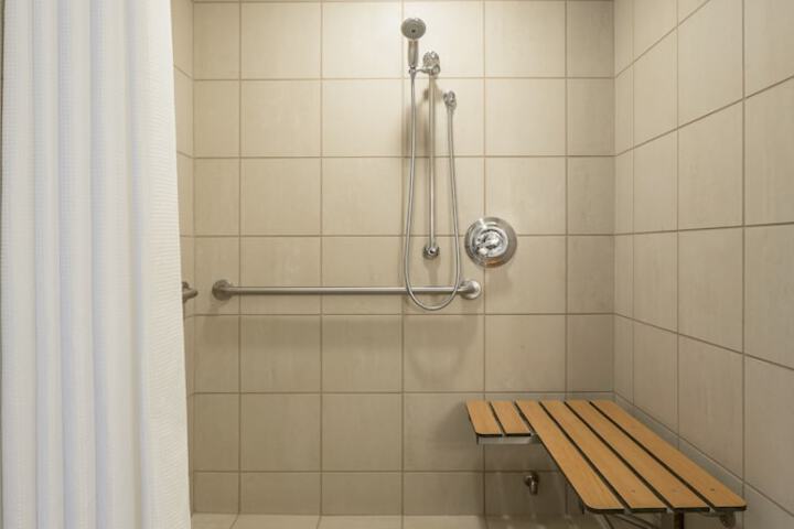 Room 35 of 121