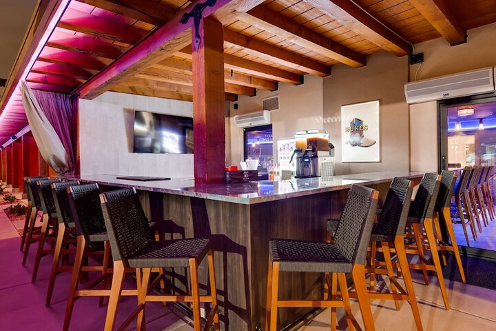 Lounge 23 of 27