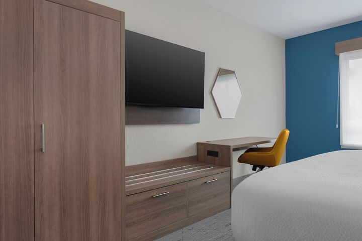 Holiday Inn Express & Suites Alexandria by IHG