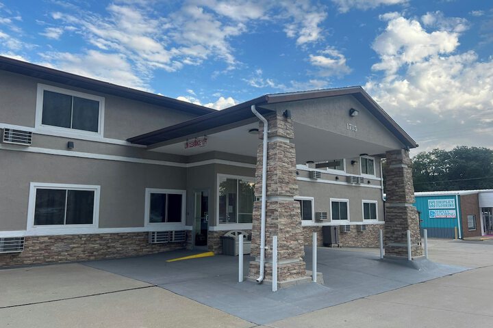 Deluxe Inn