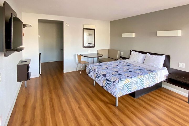 Room 16 of 38