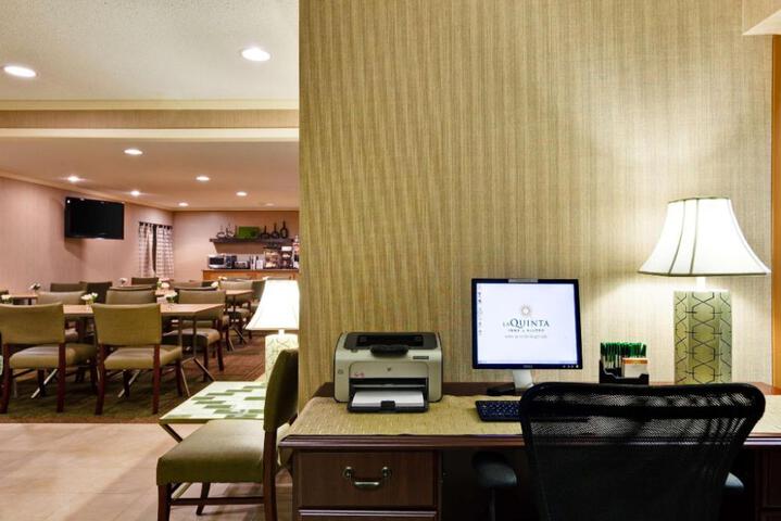 La Quinta Inn & Suites by Wyndham Chicago Willowbrook