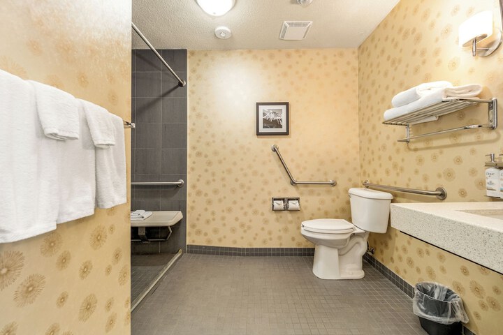 Room 146 of 200