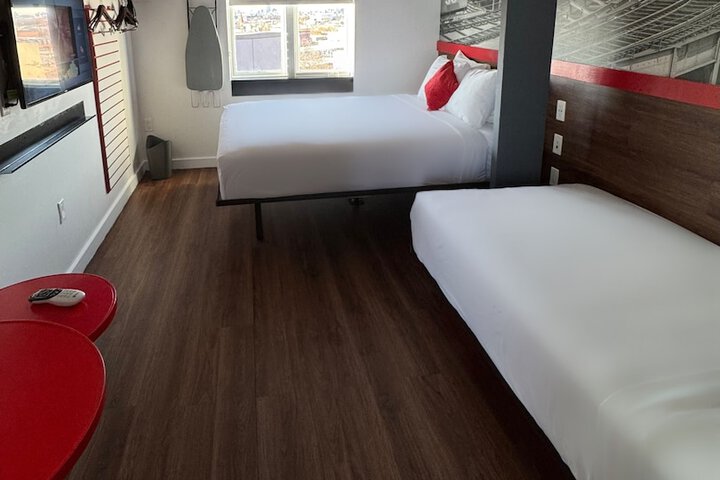 Room 9 of 18