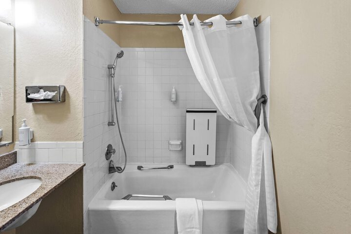 Super 8 by Wyndham Independence Kansas City