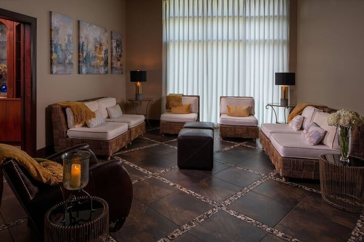 Lounge 54 of 69