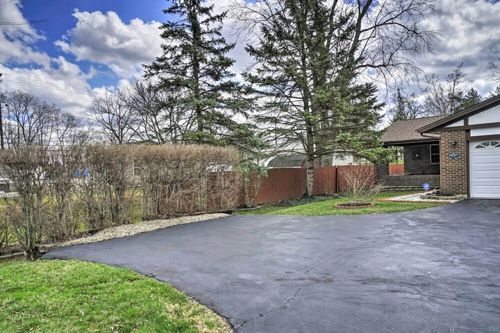 Delightful Tipp City Unit w / Covered Patio!