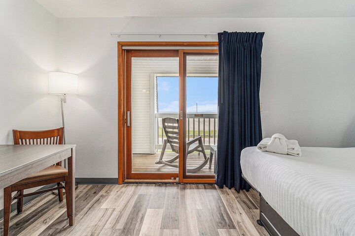 Snyders Shoreline Inn