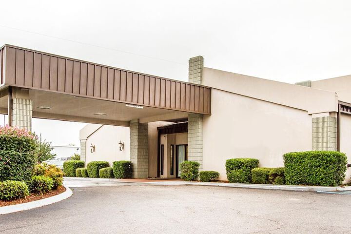 Executive Inn & Suites