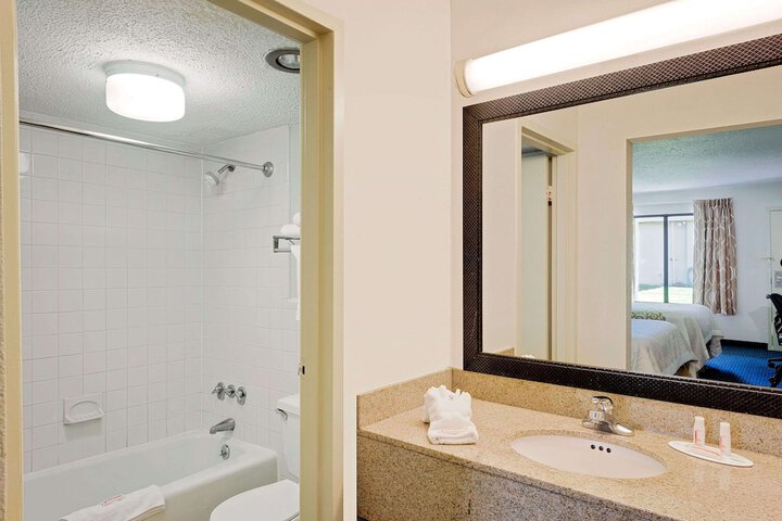 Room 14 of 16