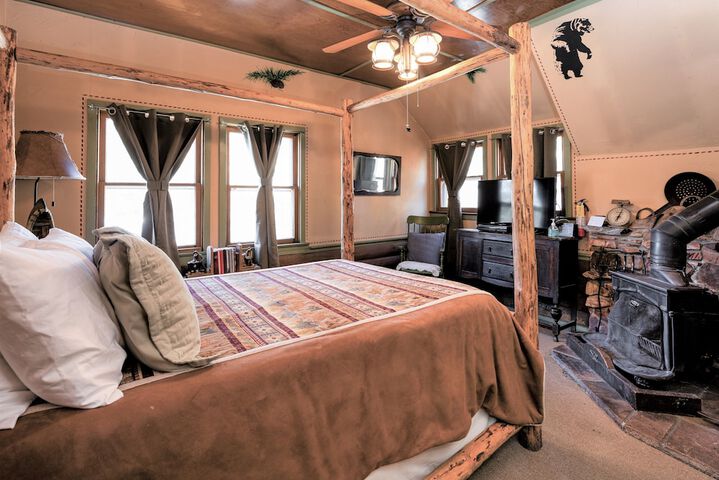 Gold Mountain Manor Bed and Breakfast