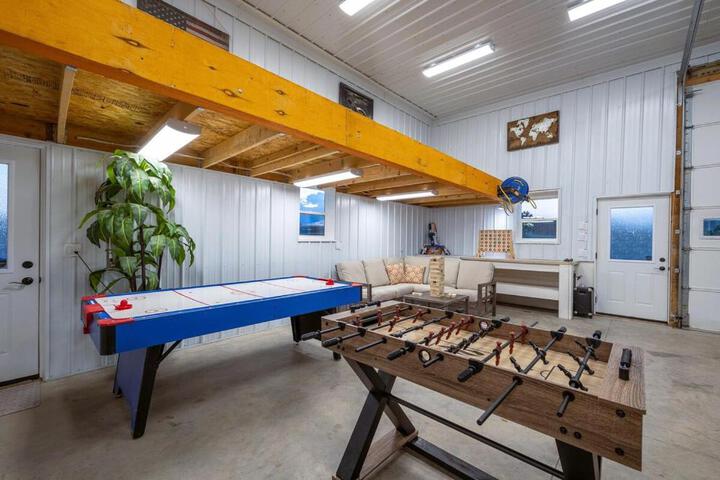 Black Hills Barndo-Hot Tub & Massage Chair