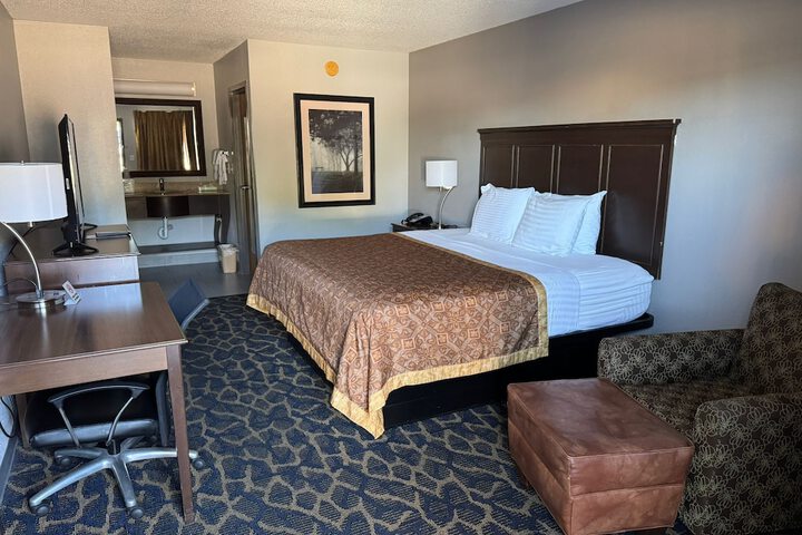 Greenlight Inn & Suites