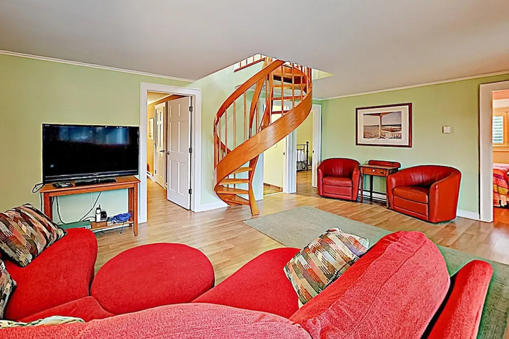 New Listing! Serene East End : Steps To Sand 3 Bedroom Condo