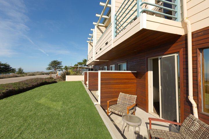 Cambria Landing Inn & Suites
