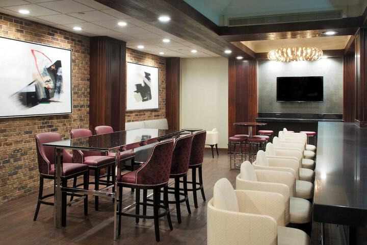 Lounge 93 of 110