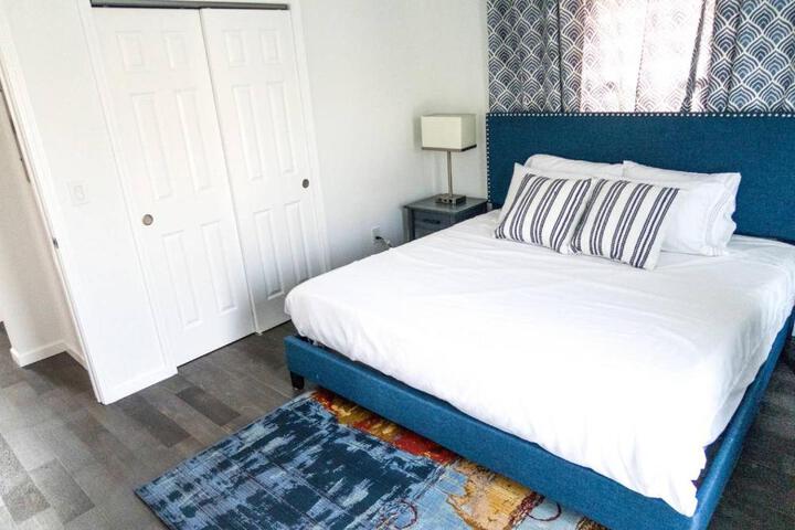 2 Blocks from Beach-Sleeps 16