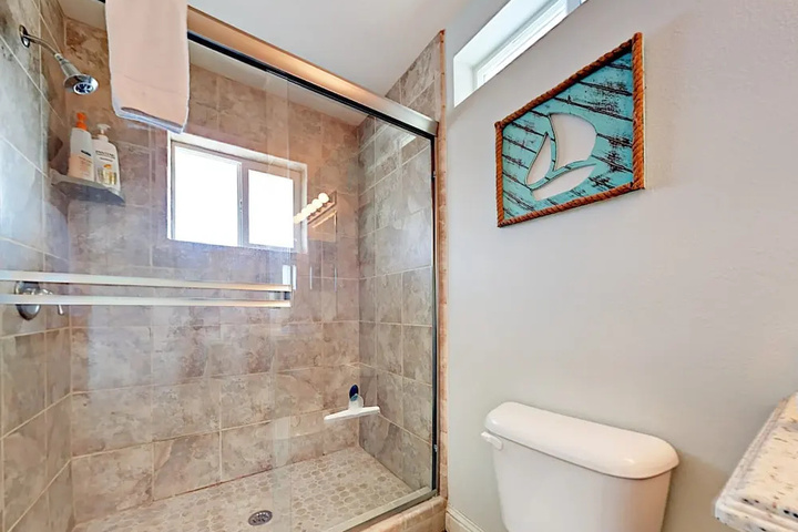 Charming 2br 300 Yards To Beach! 2 Bedroom Home