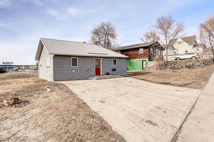 Pierre Vacation Rental w / Grill & Fenced Yard