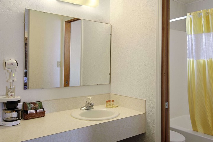 Days Inn by Wyndham Mackinaw City - Lakeview