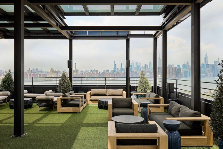 Lounge 107 of 132