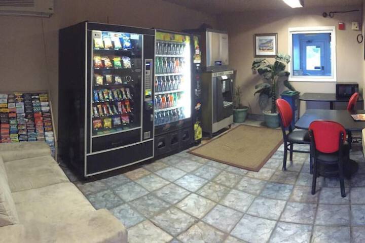 Hilltop Inn & Suites