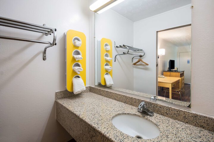 Room 32 of 35