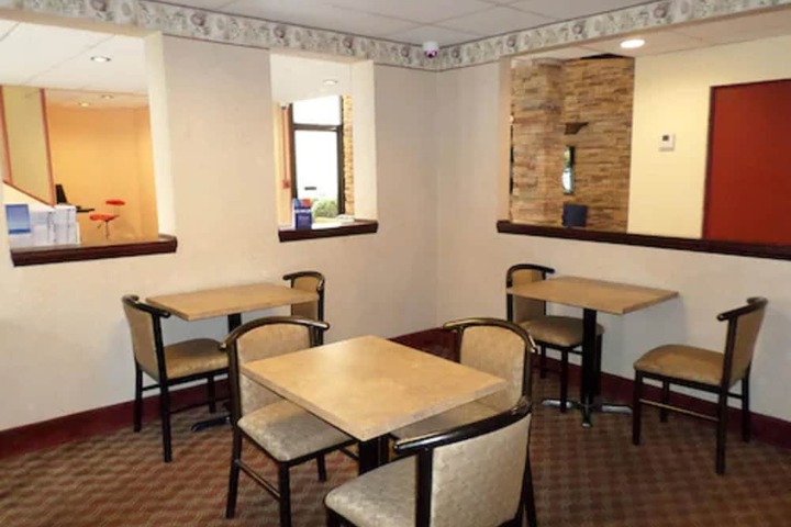 Travelodge by Wyndham Cleveland Lakewood
