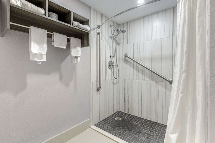 Room 32 of 43