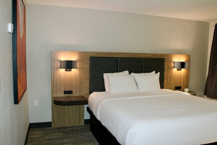 The Cairn Hotel