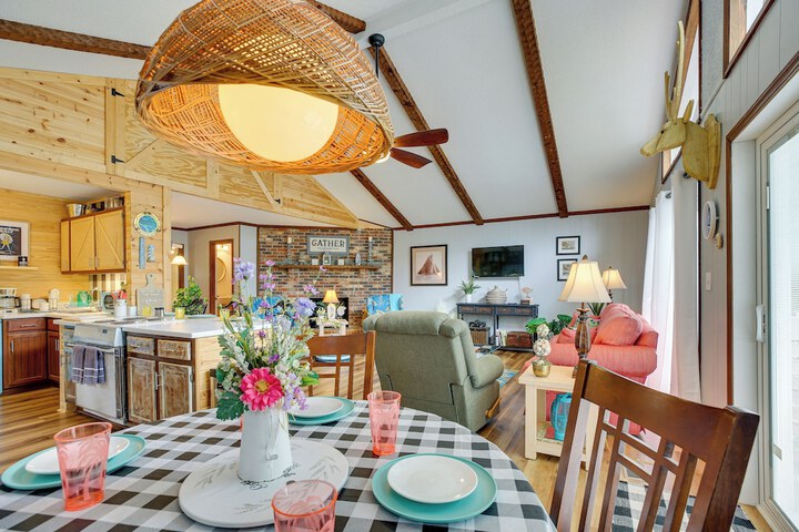 Oak Island Vacation Rental w / Decks Walk to Beach