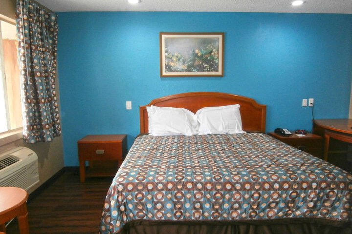 Room 6 of 15