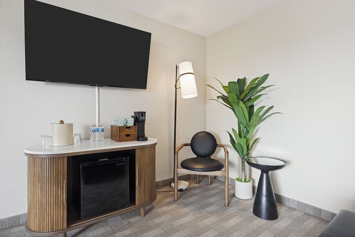 456 Embarcadero Inn & Suites