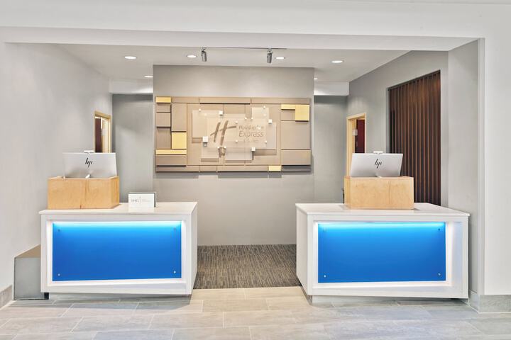 Holiday Inn Express & Suites Chicago West - OHare Arpt Area by IHG