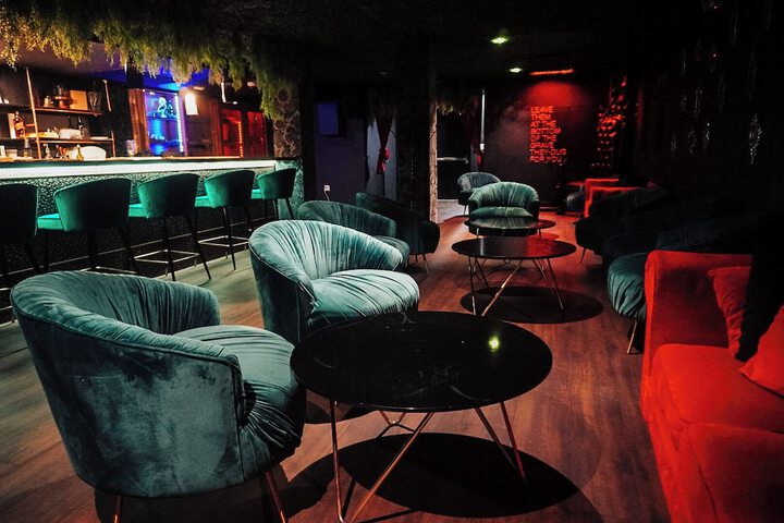 Lounge 84 of 98